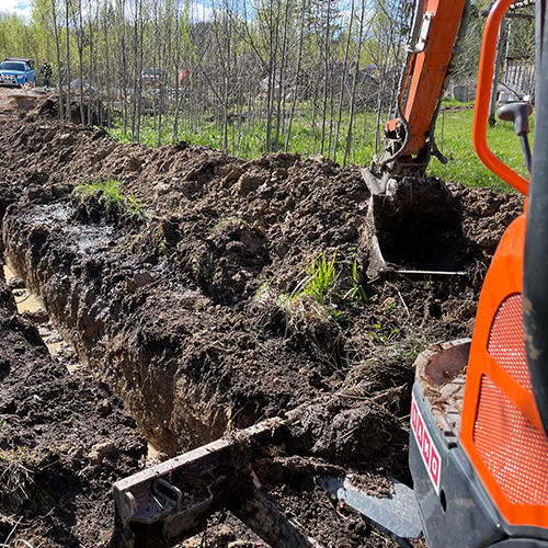 Graven van sleuf met graafmachine voor grondwerk en infrastructuur