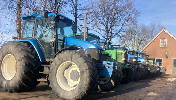 Opgestelde landbouwtractoren klaar voor verkoop op het erf